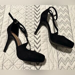 Black pumps size 7